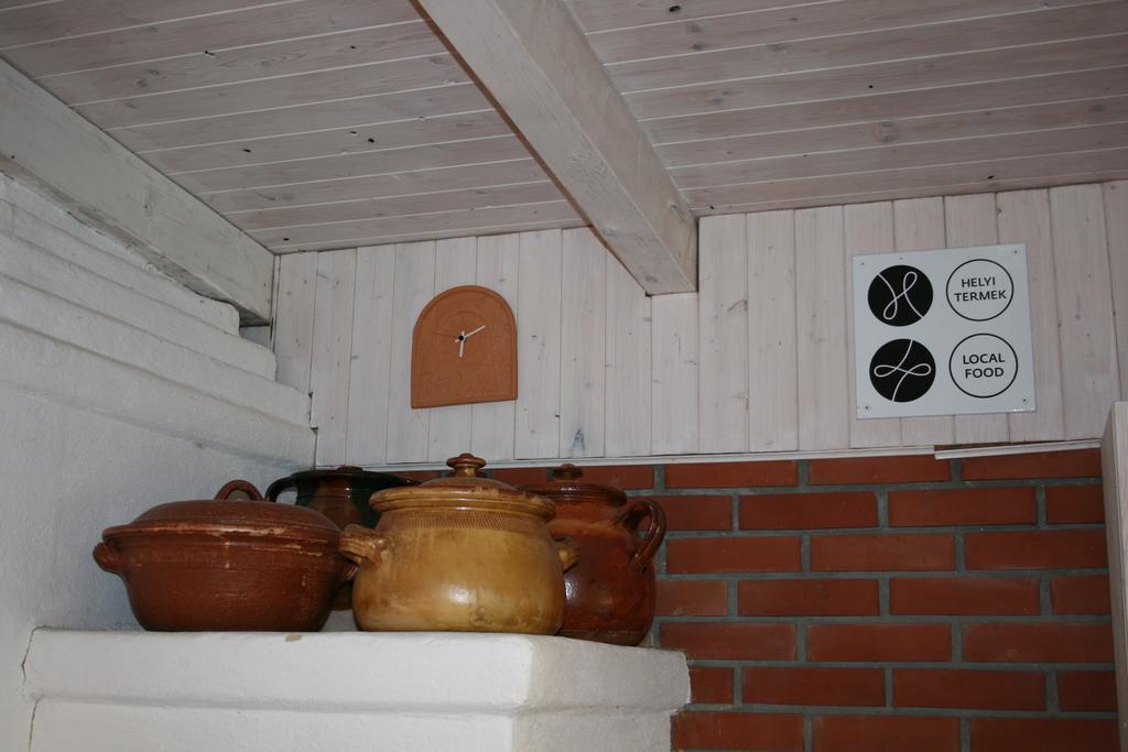 Mezesfeszer Apartman Apartment Cserkut Luaran gambar